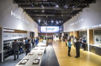 CIKB2018：运行的海尔风幕8°油烟机上立起纸牌塔