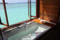 躺在浴缸里看海景是什么感觉？