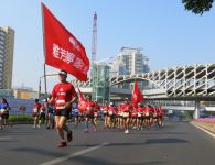 为健康生活奔跑，雅芳婷家纺方阵亮相深圳南山半程马拉松