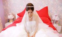 形容女孩子穿婚纱的样子 对于女孩子来说婚纱是什么
