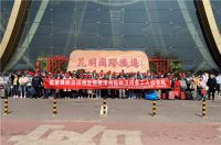 航标卫浴包机接110名务工人员到厂