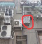 头次见，防盗窗向下延伸1m，用来放洗衣机，楼下邻居：太危险拆掉
