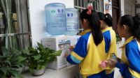 如今净水器已经走进多家校园，学生们都需要纯净水
