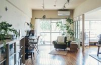 日本室内设计师家居内部照：木质家具、植物添彩，屋内充满高级感