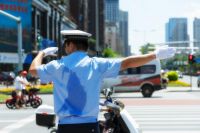 高温下的坚守 党支部结对慰问高温下坚守一线的真“汗”子
