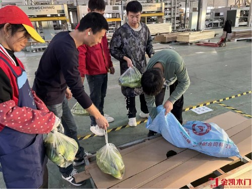 浙江金凯门业:深秋玉米递暖意,守护每一位坚守者