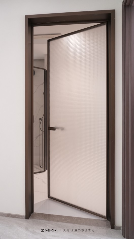 一方水立方,一扇艺术门:让光与影在家中温柔流动