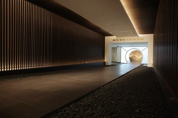 区氏家具与区氏传统木作陈列馆是什么关系?