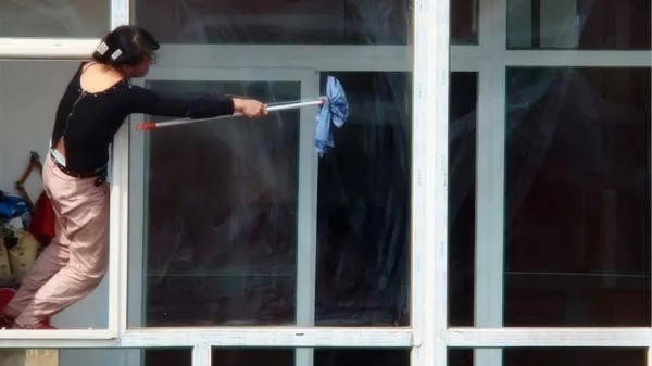 岁末大扫除新时尚:告别高空危险,玻妞擦窗机器人开启“窗明几净”新年