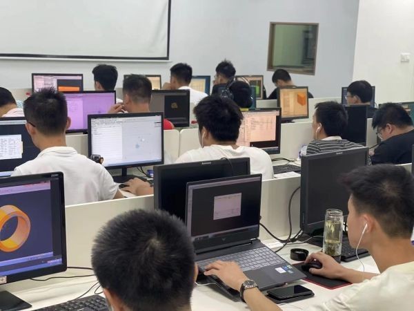 数控编程培训新风向:深圳光明政群培训中心如何打造智能制造人才高地