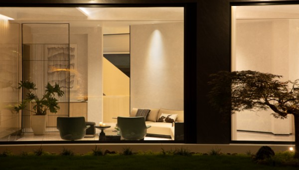 从 “不伤害” 到 “主动防护”:三峰照明专色光引领别墅大宅智能灯光,以健康照明革新全屋智...