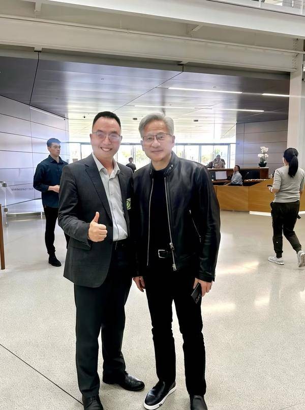 图为科技CEO苏世鹏受邀出席NVIDIA GTC 2026大会,与英伟达CEO黄仁勋合影留...