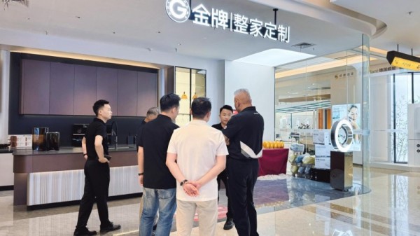 金牌家居总裁潘孝贞走访成都天府红星展厅，解码金牌整家定制的终端底气
