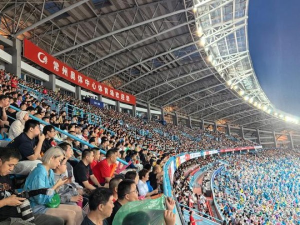 “苏超”激战正酣，林内氧霂EX零冷水室外型热水器同步“开暖”