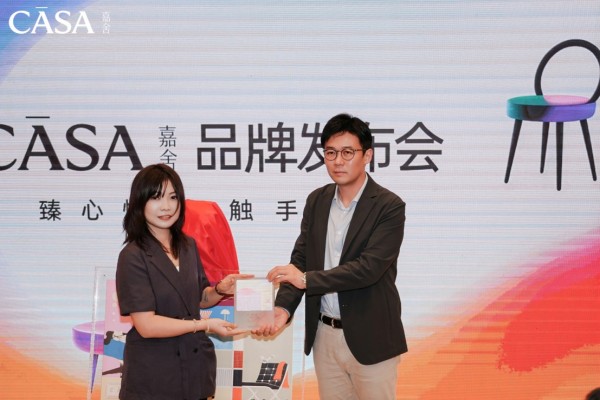 当机器人"穿上"艺术家的画:CASA嘉舍× 云迹科技打造艺术家联名款,让科技成为居住美学的一部分