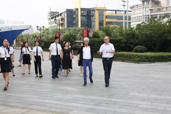迪信家具董事长兼首席设计师梁少禧等一行人受邀参观
