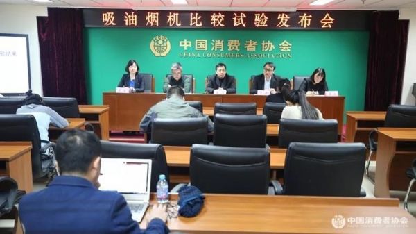 没有油腻腻的厨房,只有没装好的抽油烟机