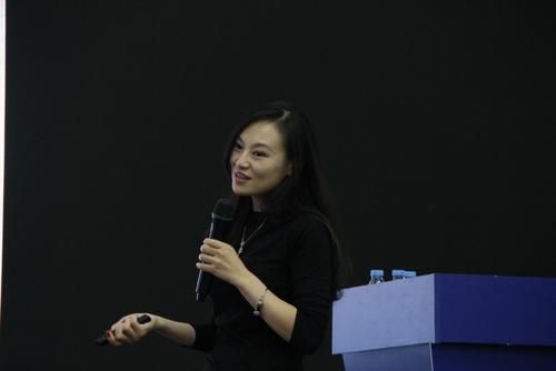 中央美术学院家居产品设计系主任高扬的观点与何人可不谋而合,他善于打破整个家居生态的固有思维,不照搬传统,用现代技术表现符合当下实用需求的传统家具精髓,并探索多元化的家具材料应用,他分享《设计的传统与创新》,也溯源了设计从起步到发展阶段的变化。   何谓“传统”?在他看来,就是要不断的创新和超越。创新从哪里来?他说,生活就是最好的老师。北京的胡同,老旧的椅子等中国传统文化都是生活可以利用素材。现在大家都在说国际化,但国际化真正的趋势不是走向单一,而是地域的文化被国际认可。“我们永远是我们,我们做成我们才会做成国际。”   作为家居领域的新物种,3D打印也是现场嘉宾提及最多的话题,第三位演讲嘉宾——极致盛放三维设计CEO王蕾