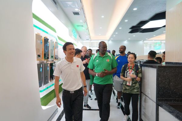 帅邦公司CEO龙伟松先生带领喀麦隆队员参观帅邦形象展厅