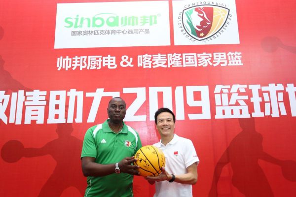帅邦 & 喀麦隆国家男篮 互赠礼品