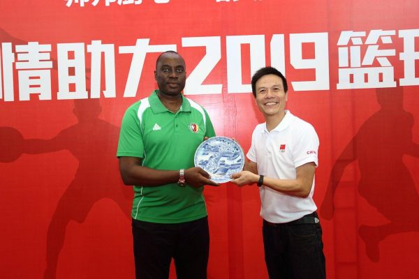 帅邦 & 喀麦隆国家男篮 互赠礼品