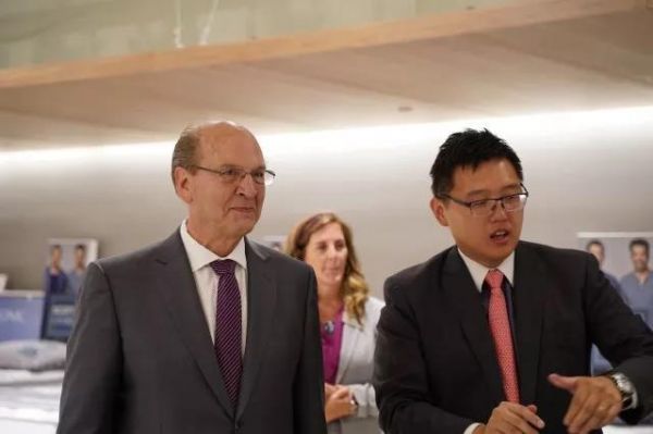 美国蕾丝董事长Bob Sherman与陈冠翰