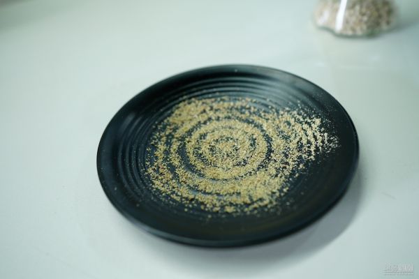 研磨新鲜胡椒粉出炉,粉末细度均匀
