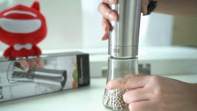 拧开顶部盖,装入胡椒粉