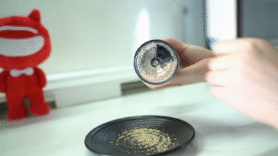 打开调节盖,倾斜放置,无需按键,快速享用胡椒粉