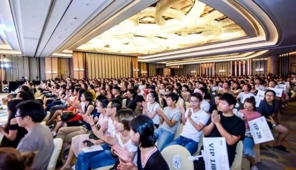 ▲现场座无虚席,到场设计师1300人