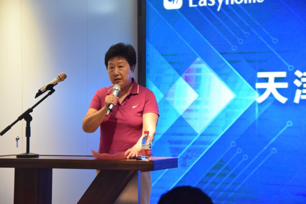 天津市家居商会秘书长曹莉云女士上台致辞