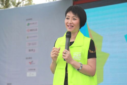 阿拉善SEE生态协会会员、联邦家私集团董事/副总裁李虹瑶致辞