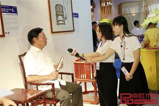 全国工商联原副主席程路坐于泰和园《当代君子竹节椅》接受媒体采访