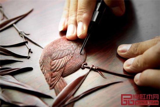 细致的雕刻是泰和园“丝翎檀雕”技艺的精髓所在