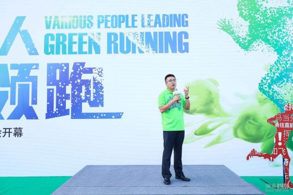 图为：中国对外贸易广州展览总公司总经理刘晓敏现场致辞