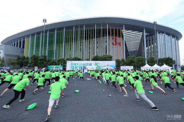 图为：绿色领跑团成员现场热身