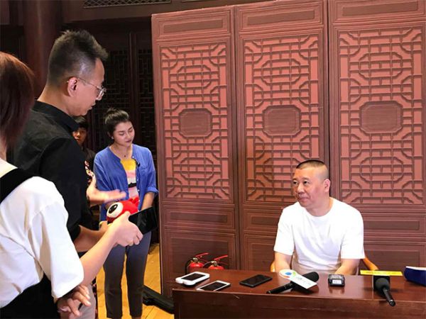排练现场新浪家居主编采访郭老师