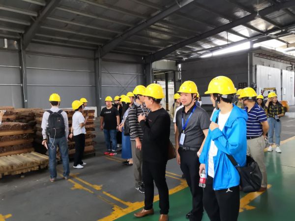 中国林产工业协会副会长吴盛富率媒体团参观考察天格地暖实木<a target=