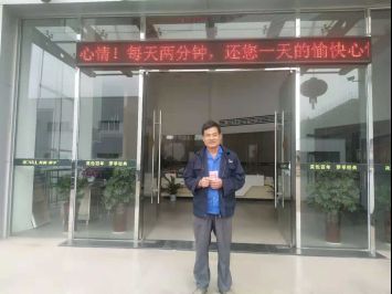 这两位组长,右一是冲床组孙组长,左一是折弯组的雷组长,每周基本保持前三名。把冲床和折弯的机器擦的干干净净。换句他们的话说:要像保护老婆的脸一样保养好机器。
