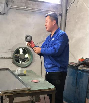 这两位组长,右一是冲床组孙组长,左一是折弯组的雷组长,每周基本保持前三名。把冲床和折弯的机器擦的干干净净。换句他们的话说:要像保护老婆的脸一样保养好机器。