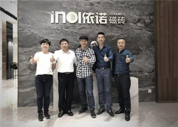 “全瓷定制馆”首次亮相，依诺请意大利主厨在岩板上为媒体烹制了一桌美食