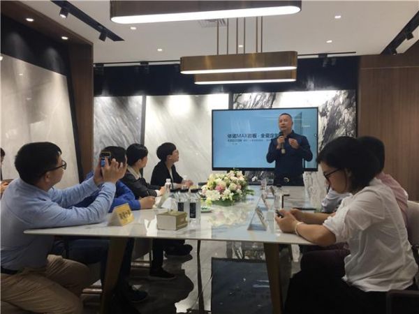 “全瓷定制馆”首次亮相，依诺请意大利主厨在岩板上为媒体烹制了一桌美食
