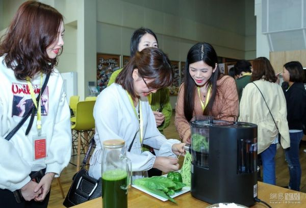 活动现场,宝妈们对L20制作出的面条赞不绝口
