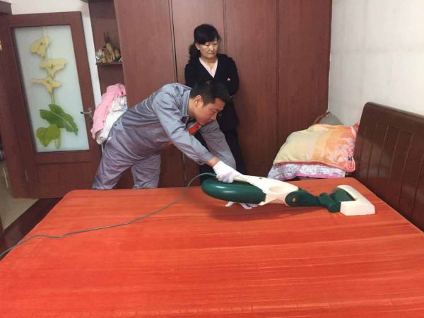 大自然床垫南通区总经理谢建名亲自登门提供养护服务