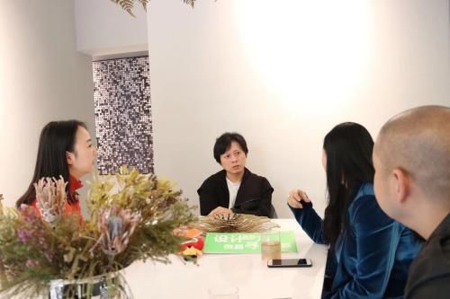 一名微晶团队走访设计师廖志强
