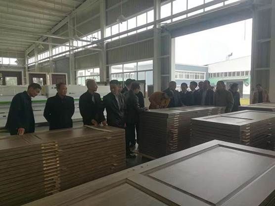 中国木材与木制品流通协会会长刘能文率考察团参观千川木门湖北生产基地