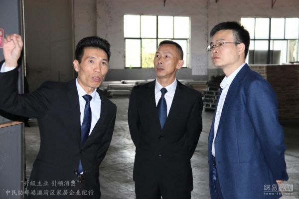 中国民协家居消费专委会媒体采访团参观柏尔车间，柏尔企划总监颜喜斌先生介绍柏尔实木<a target=