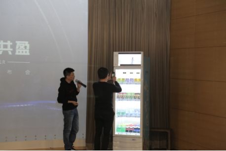 智盈科技产品经理汤川与现场观众一同体验小盈智选冰柜便捷的购物流程