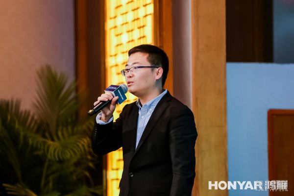 ▲鸿雁技术中心总工费斌向与会者介绍智+APP