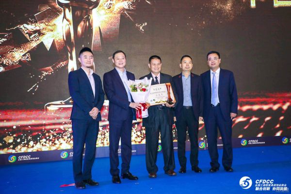 揭晓嘉宾远洋集团控股有限公司、远洋智能副总经理刘博（左一）、全国工商联家具装饰业商会秘书长张仁江（右一），颁奖嘉宾成都富森美家居股份有限公司董事长刘兵（右二）、金马凯旋家居集团总裁向开文（左二）与梁国芹合影